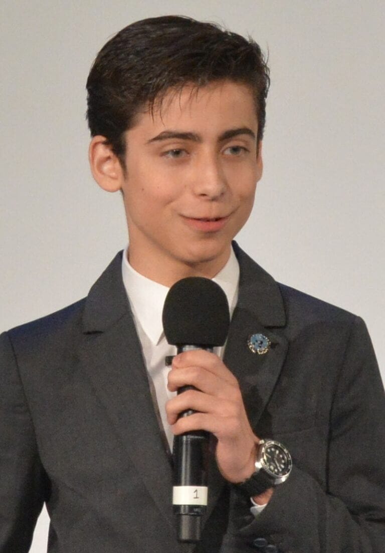 Aidan Gallagher Biography, Wiki, Age, Net Worth, Girlfriend, Family ...